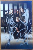 Autografele membrilor trupei britanice de power metal DragonForce pe fotografie