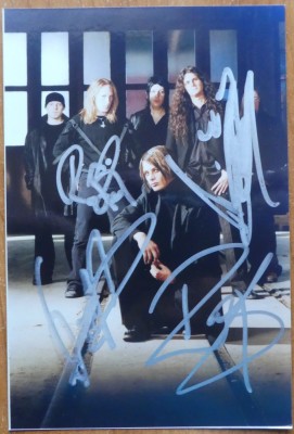 Autografele membrilor trupei britanice de power metal DragonForce pe fotografie foto