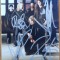 Autografele membrilor trupei britanice de power metal DragonForce pe fotografie