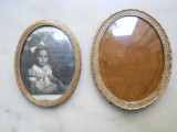 Doua rame foto,ovale,bronz auriu,decor,sticla,8,3x6,5cm7,3x5,5cm