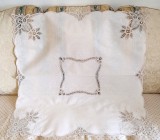 Fata de masa Vintage din bumbac cu broderie manuala florala, broderie cu panglici si inserii croset- BEJ