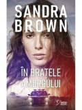In bratele amurgului/Sandra Brown