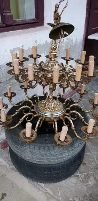 Spectaculos candelabru de dimensiuni impresionante din bronz