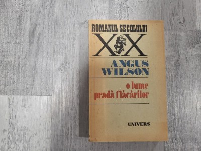 O lume prada flacarilor de Angus Wilson foto