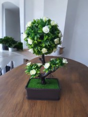 Bonsai artificial cu flori albe foto