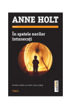 &Icirc;n spatele norilor &icirc;ntunecaţi - Paperback brosat - Anne Holt - Trei