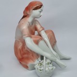 Bibelou portelan romanesc vechi, vintage - Fata cu cosulet