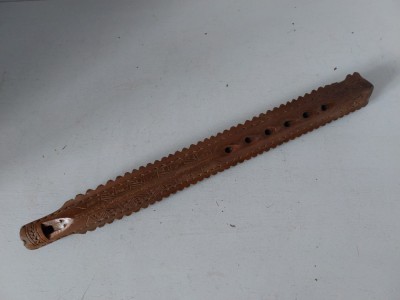 * Fluier de lemn frumos ornamentat prin incrustare, 6 orificii, 31cm, aspect rustic, traditional foto