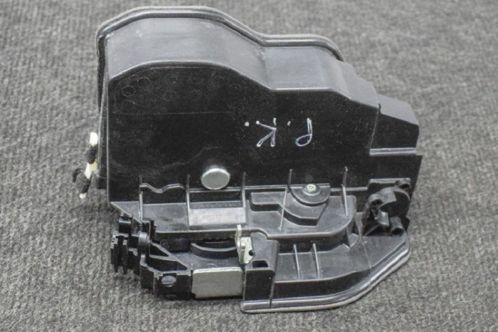 &Icirc;ncuietoare ușă st&acirc;nga față BMW 4 Coupe F32, F82 2018 OEM: 7202145 11393099