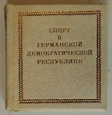 SPORTUL IN REPUBLICA DEMOCRATA GERMANA , TEXT IN LIMBA RUSA , ILUSTRATA , 1975, CARTE LILIPUT