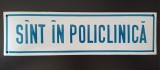 NI3D-144 Tablă emailată rom&acirc;nească "S&icirc;nt &icirc;n policlinică", perioada comunistă.