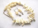 Set pandantiv si cercei cu sidef alb 47660