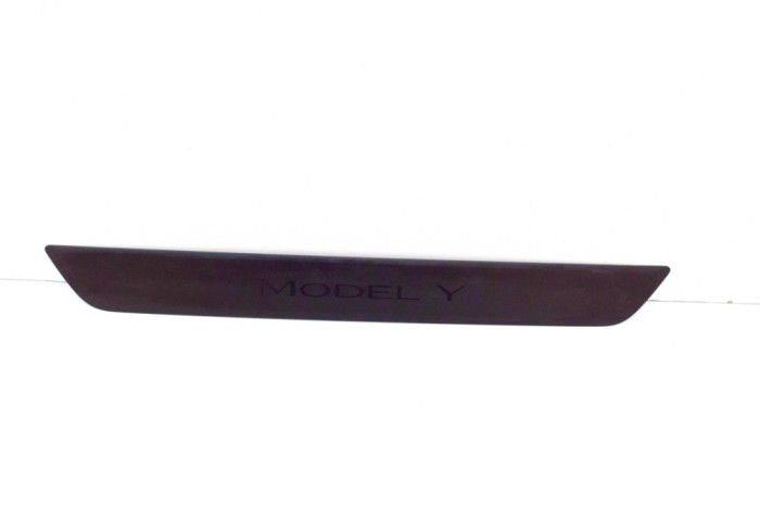 Ornament prag dreapta față TESLA MODEL Y 2021 OEM: 1494301-00-B 20605290