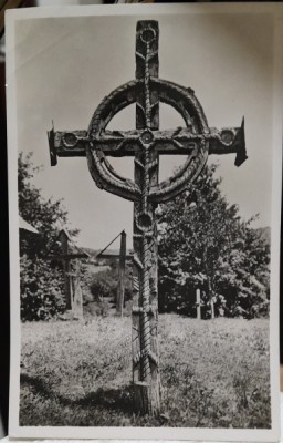 Carte postala, cruce de mormant, din lemn, Maramures, perioada interbelica foto