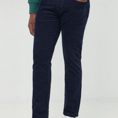 GAP pantaloni de catifea cord barbati, culoarea albastru marin, mulata