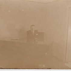 M1 B 15 - FOTO - Fotografie foarte veche - domn la birou - anii 1950