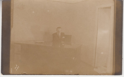 M1 B 15 - FOTO - Fotografie foarte veche - domn la birou - anii 1950 foto