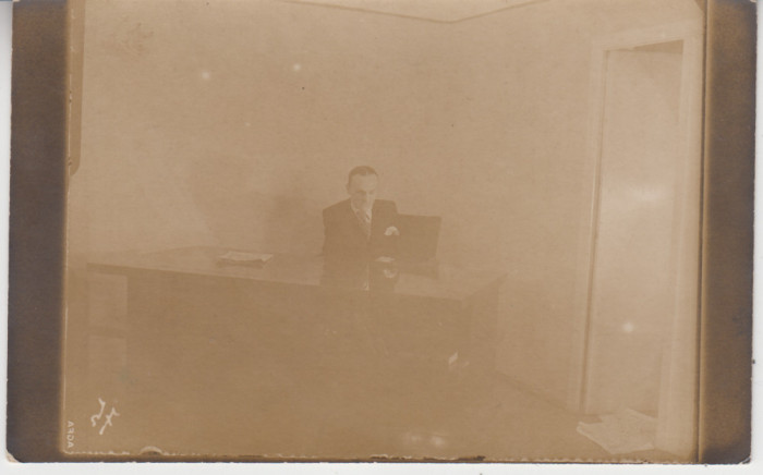 QW18 44 - Fotografie foarte veche - domn la birou - anii 1950