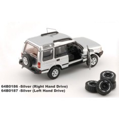 Macheta Land Rover Discovery 1 1998 argintiu, scara 1:64 &ndash; BM Creations cu roti off-road suplimentare