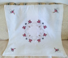 Fata de masa Vintage din bumbac cu broderie manuala in cruciulite si broderie pe fir.