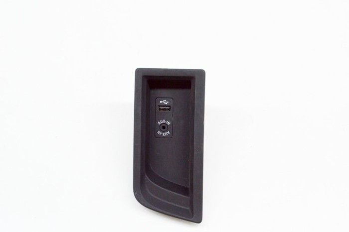 Port USB/AUX-In BMW 4 Coupe F32, F82 2015 OEM: 105026813,9207358 13654098