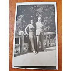 Fotografie tip Carte Postala, familie la plimbare, perioada interbelica, necirculata