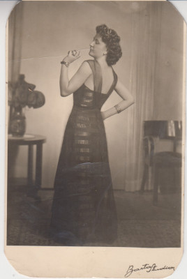 M1 A 11 - FOTO - Fotografie foarte veche - frumoasa doamna - anii 1930 foto