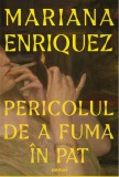 Cumpara ieftin Pericolul de a fuma &icirc;n pat - Mariana Enriquez