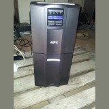 UPS APC SMART-UPS SMT2200i cu acumulatori noi