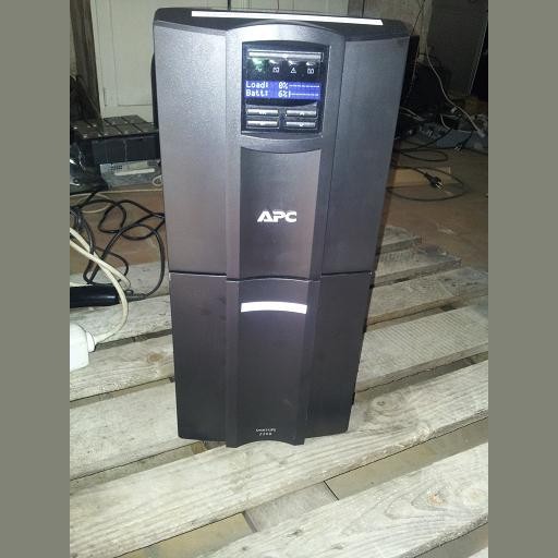 UPS APC SMART-UPS SMT2200i cu acumulatori noi
