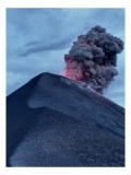 Tablou Canvas, "Erupția puternică a vulcanului &icirc;n noapte", Nor, Erupție, Cenușă, Lavă, Cer, Vatră, Pante, Roșu, Fum, Dramatic, 26 x 39 cm, CMCLASS