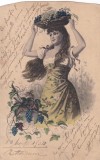 Tanara femeie tinand un cos cu struguri pe cap (circulata 1904)