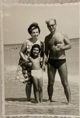 Anii 60 Georges Dumitresco, Isabella (sotia) si Lydia Gabor fiica / pictor medic foto