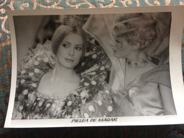 film Piele de magar 1970 2 foto catherine deneuve delphine seyrig jean marais