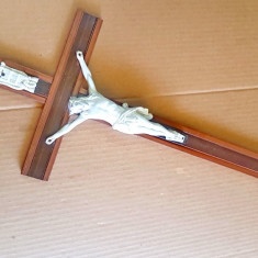 9455-Crucifix mare antic 1900 lemn cu portelan biscuit anii 1900 lungime 60 cm.