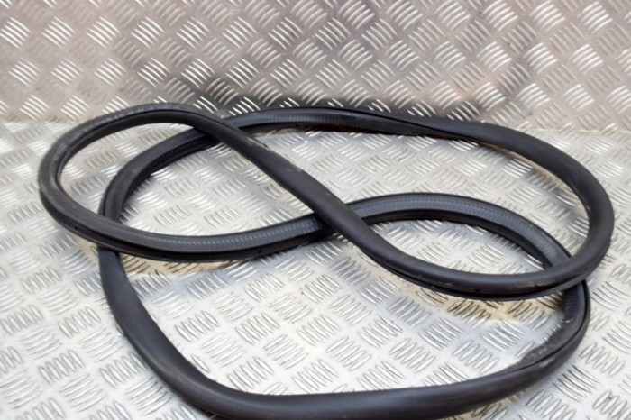 Garnitura ușă dreapta spate VW PASSAT B7 362 2012 OEM: 3C5867913B | 13569383