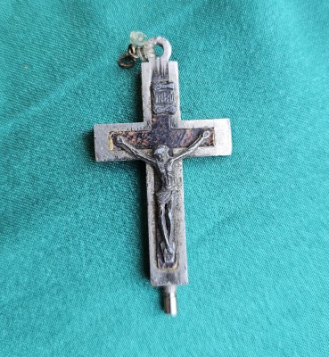 VECHI CRUCIFIX PANDANTIV CU PĂM&amp;Acirc;NT DIN CATACOMBELE ROMEI foto