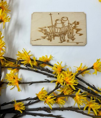 Telegrama din Lemn , Design Rustic cu Caruta si Butoaie foto