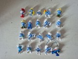 Lot 20 Figurine Ștrumfi (Smurfs) din Plastic, 4 cm &ndash; Colecții Kinder și Brelocuri