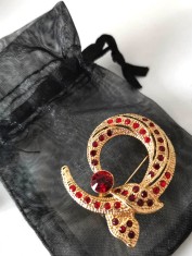 Brosa rosie -vintage -rosu placata cu AUR 18K,Swarovski martisor