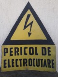 Tabla Vopsita Pericol Electrocutare, Romania Comunista, 49x38cm, Decor Industriala, Colectie, Vintage
