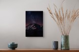 Tablou Canvas, "Culmile muntelui sub Calea Lactee", Stele, Munte, Cer, Noapte, Galaxie, Siluetă, Lumină, Răcoare, Pădure, Astru, 26 x 39 cm, CMCLASS
