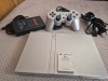 PlayStation 2 PS2 Modat Slim/Fat +10 Jocuri: GTA, FIFA, NFS, MK, God of War. Consola Play Station 2 cu Card, Cabluri, Maneta