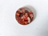 Insigna veche New Kids On The Block, anii 90, formatie pop, vintage, metal 4cm