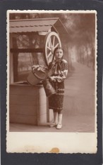 Foto tip Carte Postala Romania - costum popular fantana ulcior - foto atelier Olteanu Campina