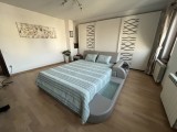 Set cuvertura pat decorativa si protectie creponata pat dublu CreponTex by Coneltex, cuvertura 220 x 240 cm, doua perne 40 x 60 cm, microfibra, culoar