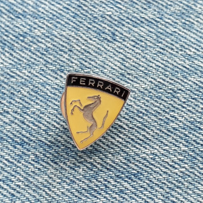 Insigna Ferrari / pin tematica auto , automobile foto