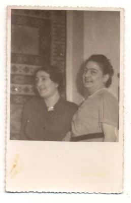AD 1328 C. P.VECHE- DOAMNE IN TINUTA DE EPOCA-CU UN COVOR SAU PELITAR INTERESANT foto