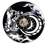 Ceas de perete decorativ realizat din disc de vinil, Model Motocicleta Biker Chopper Flacari, Negru, 30 cm