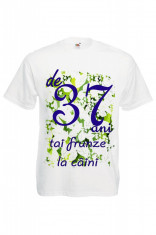 TRICOU PERSONALIZAT MESAJ AMUZANT 37 ANI, tricou de 37 ani tai frunze la caini foto